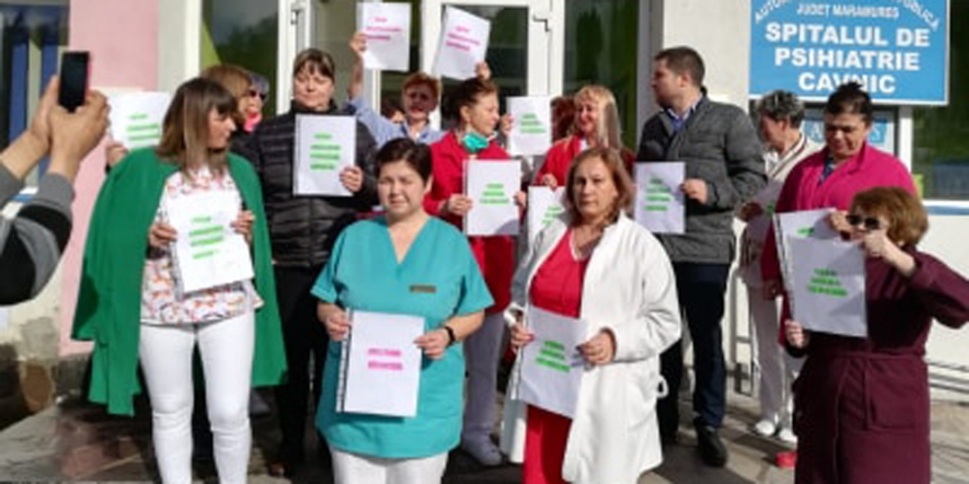 Angajații Spitalului din Cavnic au protestat în fața instituției, nemulțumiți de inechitățile salariale