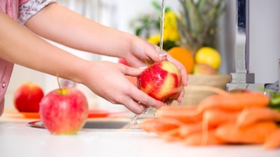 Util: Coronavirusul nu se transmite prin mâncare; se recomandă, totuși, spălați bine fructele și legumele!