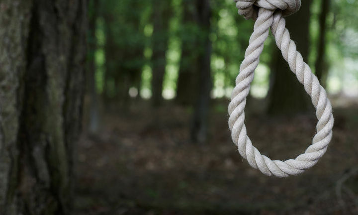 Bărbat găsit mort în Cernești; Era atârnat de creanga unui copac