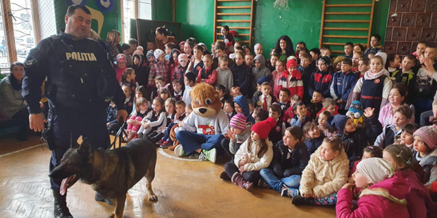 Polițiștii și ursulețul TEDI au descins la Școala Gimnazială nr.2 din Sighetu Marmaţiei