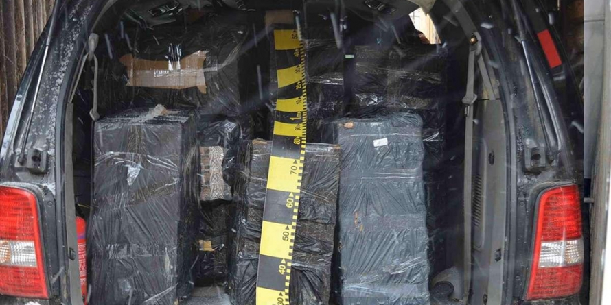 Avea în garaj o mașină burdușită cu țigări