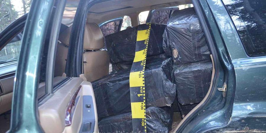 După o urmările ca în filme, împușcături și acroșarea autospecialei poliției de frontieră, contrabandistul a reușit să scape