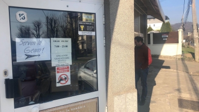 Siguranță: Multe magazine alimentare din Baia Mare au trecut strict la servirea la geam pentru protecția angajaților și a clienților (FOTO)