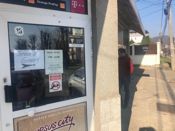 Siguranță: Multe magazine alimentare din Baia Mare au trecut strict la servirea la geam pentru protecția angajaților și a clienților (FOTO)