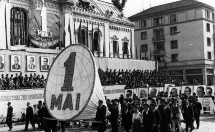 „Râde iară primăvara”: Cum era sărbătorit 1 Mai Muncitoresc în Maramureș, în Epoca de Aur; Răsplata pe care o primeau oamenii muncii după nelipsita paradă (VIDEO)