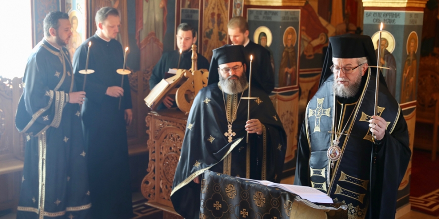 PS Iustin: „Părinţii de la Sfântul Munte Athos ne spun că Dumnezeu a trimis această încercare pentru că lumea este prea lumească, prea păcătoasă”