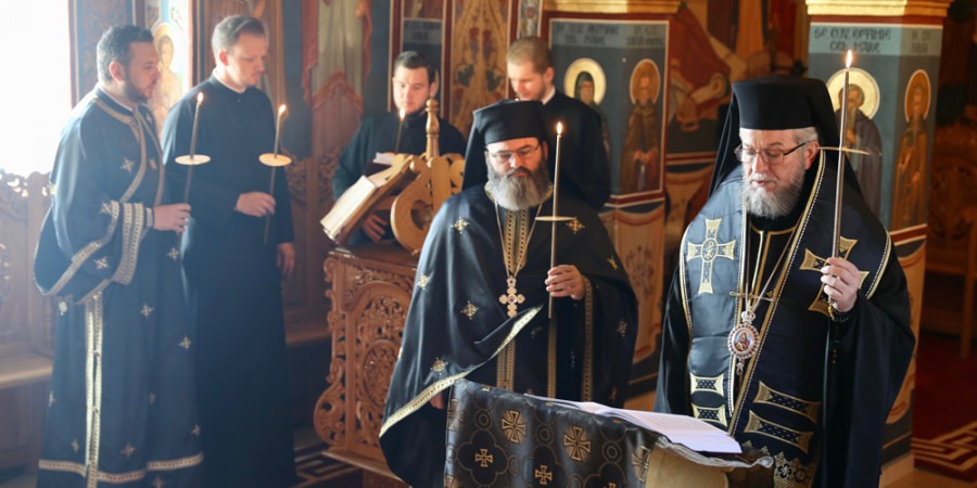 PS Iustin: „Părinţii de la Sfântul Munte Athos ne spun că Dumnezeu a trimis această încercare pentru că lumea este prea lumească, prea păcătoasă”