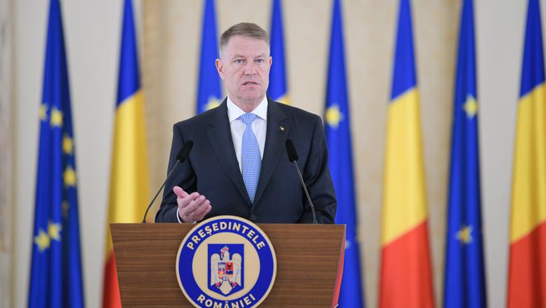 Președintele Klaus Iohannis le mulţumeşte românilor pentru sacrificiile făcute, exprimându-şi speranţa că anul 2022 va însemna revenirea la normalitate (VIDEO)