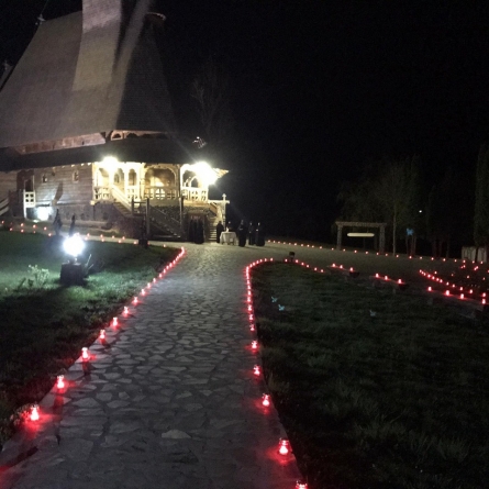 Frumusețile Maramureșului: Candele aprinse la Mănăstirea Bârsana pentru întreaga omenire, cu ocazia marelui praznic al Învierii Domnului (GALERIE FOTO)