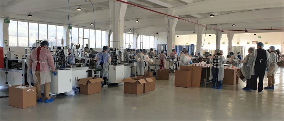 Măștile chirurgicale produse de Grupul Taparo au ajuns în marile lanțuri de supermarketuri din țară. Specialiștii spun că au 98% eficiență