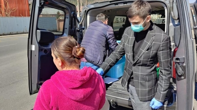 Încă o acțiune socială la Bisericuța de Lemn din Baia Mare: Pachete igienico-sanitare pentru nevoiașii din municipiu (GALERIE FOTO)