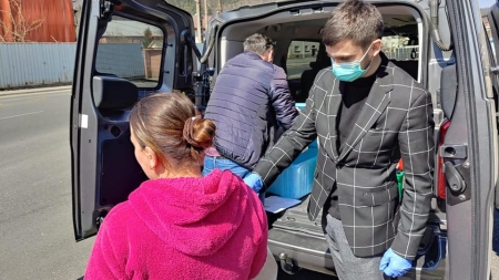 Încă o acțiune socială la Bisericuța de Lemn din Baia Mare: Pachete igienico-sanitare pentru nevoiașii din municipiu (GALERIE FOTO)