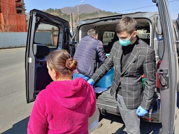 Încă o acțiune socială la Bisericuța de Lemn din Baia Mare: Pachete igienico-sanitare pentru nevoiașii din municipiu (GALERIE FOTO)