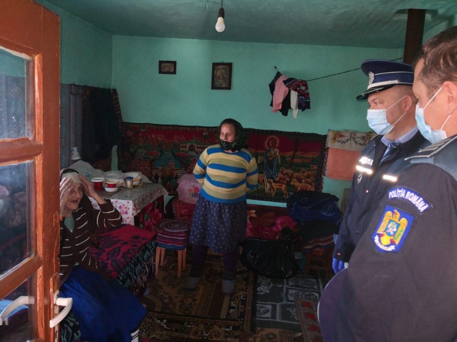 Puterea exemplului: În Poienile de sub Munte, voluntarii au împărțit pachete cu alimente persoanelor din categoriile vulnerabile (GALERIE FOTO)