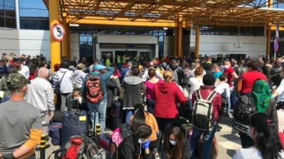 Maramureșeni în aglomerație, în plină pandemie: Scandal în Cluj, după ce aproape 2.000 de oameni s-au înghesuit în parcarea aeroportului, pentru a se îmbarca în cursele pentru Germania