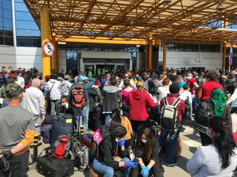 Maramureșeni în aglomerație, în plină pandemie: Scandal în Cluj, după ce aproape 2.000 de oameni s-au înghesuit în parcarea aeroportului, pentru a se îmbarca în cursele pentru Germania