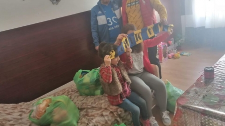 Apreciere: Suporterii din Baia Mare livrează alimente celor aflați în nevoie și donează sânge (GALERIE FOTO)