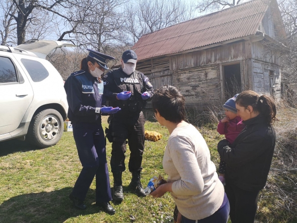 Maramureșenii rămân uniți!: O familie nevoiașă din Măgureni, ajutată cu alimente de polițiști; Mesajul emoționant al oamenilor legii (GALERIE FOTO)
