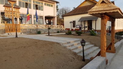 Situație neobișnuită în Bârsana: Mai multe geamuri din primărie au fost făcute țăndări. Există un cerc de suspecți