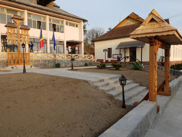 Situație neobișnuită în Bârsana: Mai multe geamuri din primărie au fost făcute țăndări. Există un cerc de suspecți