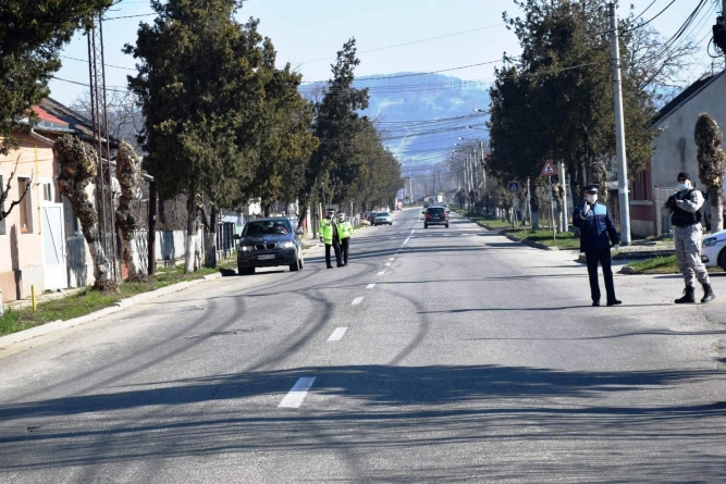 Noaptea minții: Șapte sancțiuni și un dosar penal la Sighetu Marmației, din cauza încălcării restricțiilor; Ba chiar în timpul deplasării convoiului, un șofer a vrut să depășească poliția