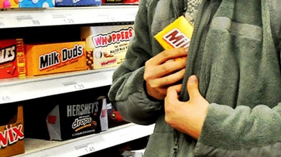 Au furat din supermarket alimente în valoare de 300 de lei