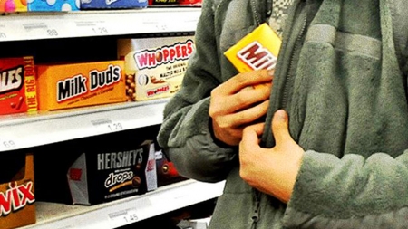 În ultima săptămână, drumul hoților a fost scurt… doar până la ieșirea din magazin