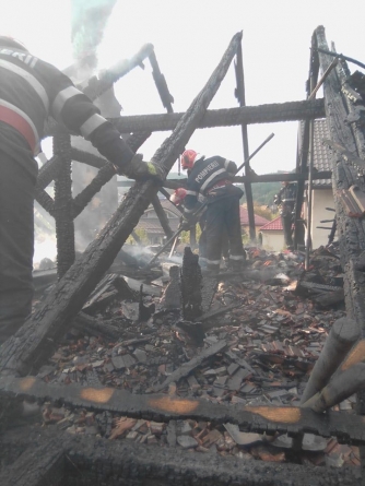 La foc automat: Acoperiș mistuit de flăcări în Baia Mare; Incendii de vegetație uscată în tot Maramureșul (GALERIE FOTO)