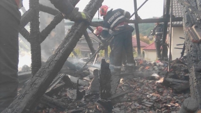 La foc automat: Acoperiș mistuit de flăcări în Baia Mare; Incendii de vegetație uscată în tot Maramureșul (GALERIE FOTO)