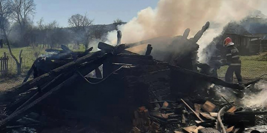 Mobilizare în Săptămâna Mare: O familie din Berbești a rămas fără casă și agoniseală în urma unui incendiu devastator; Ei au nevoie de ajutorul nostru! (GALERIE FOTO)