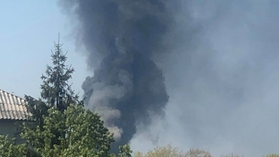 Incendiu violent la ieșirea din Baia Mare: Depozit de polistiren în flăcări; Fumul, vizibil de la kilometri distanță (VIDEO ȘI GALERIE FOTO)