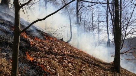 Puteți, vă rog, să nu mai incendiați Maramureșul?: Inclusiv Salvamont merge, ca pe Câmpu Negru (GALERIE FOTO)