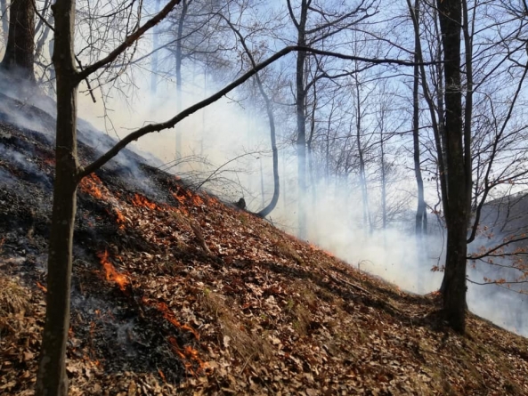 Puteți, vă rog, să nu mai incendiați Maramureșul?: Inclusiv Salvamont merge, ca pe Câmpu Negru (GALERIE FOTO)