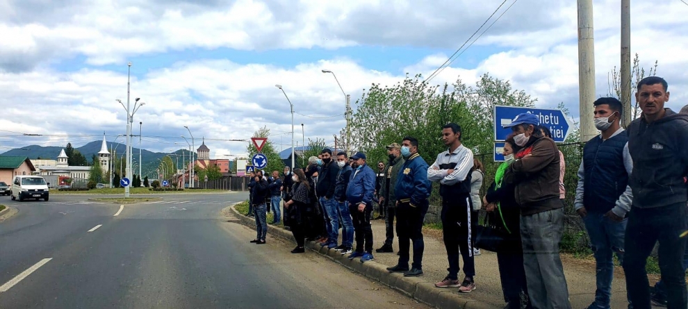 Ei fac ce vor și nimeni nu îi împiedică: Slujbă de înmormântare cu zeci de oameni la cimitirul băimărean Tanatorio (GALERIE FOTO)