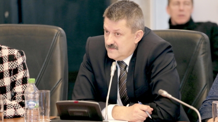 Consilierul local Marin Brăgaru solicită executivului băimărean măsuri privind achiziționarea și distribuirea de tablete sau calculatoare pentru elevii cu posibilități materiale reduse