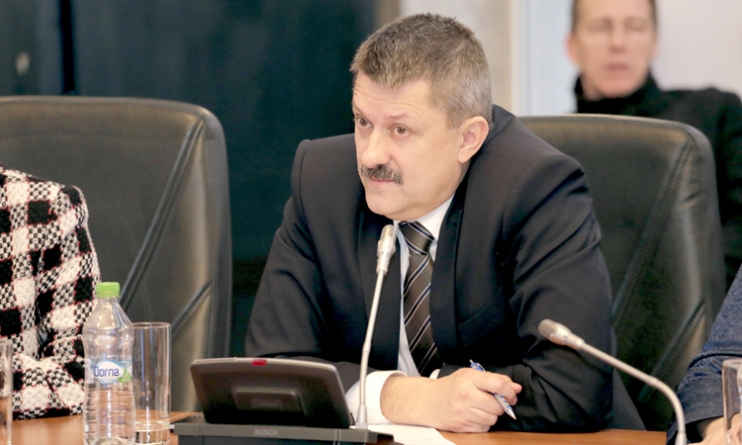 Consilierul local Marin Brăgaru solicită executivului băimărean măsuri privind achiziționarea și distribuirea de tablete sau calculatoare pentru elevii cu posibilități materiale reduse