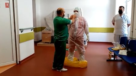 Medicii Spitalului Județean Baia Mare, instruiți cum să îmbrace și dezbrace corect echipamentul de protecție împotriva răspândirii infectărilor cu COVID-19 (VIDEO)