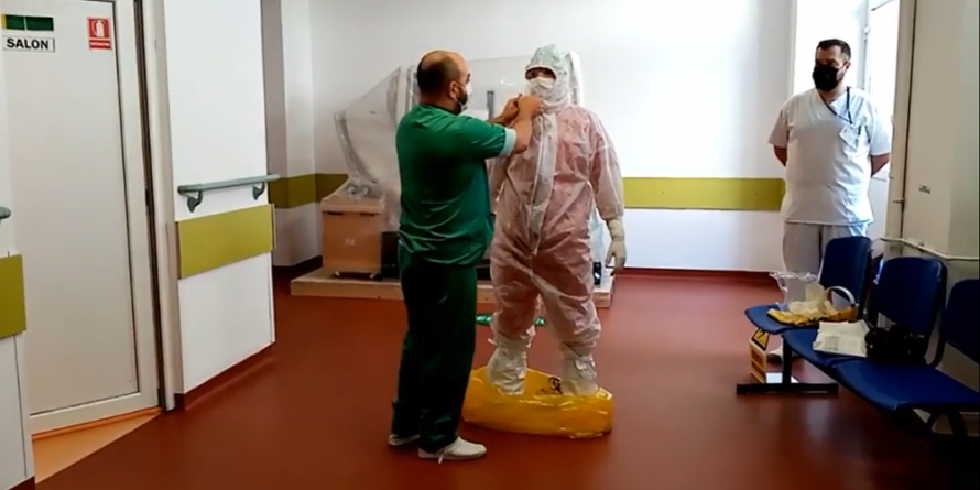 Medicii Spitalului Județean Baia Mare, instruiți cum să îmbrace și dezbrace corect echipamentul de protecție împotriva răspândirii infectărilor cu COVID-19 (VIDEO)
