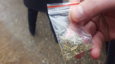 Noaptea minții în vreme de pandemie: Un tânăr i-a adus unui prieten aflat în carantină în Maramureș… substanțe interzise; Cum a ieșit la iveală totul (FOTO)