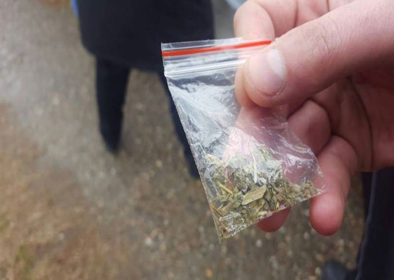 Noaptea minții în vreme de pandemie: Un tânăr i-a adus unui prieten aflat în carantină în Maramureș… substanțe interzise; Cum a ieșit la iveală totul (FOTO)