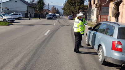 Conducea fără permis, iar mașina avea ITP și RCA expirate