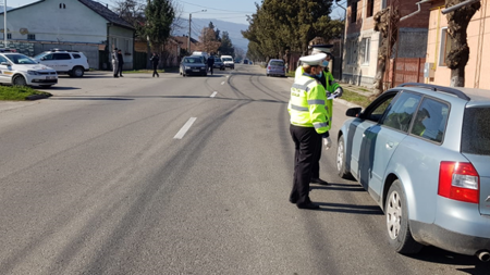 Conducea fără permis, iar mașina avea ITP și RCA expirate