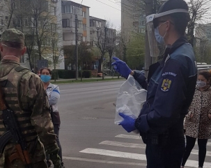 Polițiștii băimăreni le-au înmânat vârstnicilor declarații tipizate și măști; Senior ajutat de oamenii legii să ajungă acasă