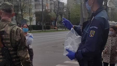 Polițiștii băimăreni le-au înmânat vârstnicilor declarații tipizate și măști; Senior ajutat de oamenii legii să ajungă acasă