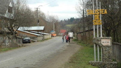 Nesimțire în plină pandemie: Asfalt presărat cu iarbă în Săliștea de Sus, cum nu există în România; Care a fost răspunsul administrației locale (GALERIE FOTO)