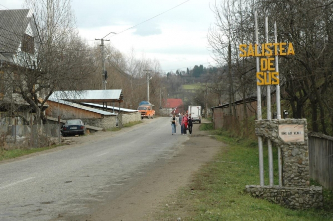 Nesimțire în plină pandemie: Asfalt presărat cu iarbă în Săliștea de Sus, cum nu există în România; Care a fost răspunsul administrației locale (GALERIE FOTO)