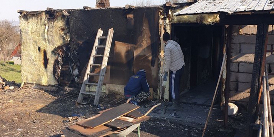 „Construiește o casă, zidește suflete”: Un maramureșean are nevoie de ajutor după ce focul i-a distrus casa și atelierul de tâmplărie (GALERIE FOTO)