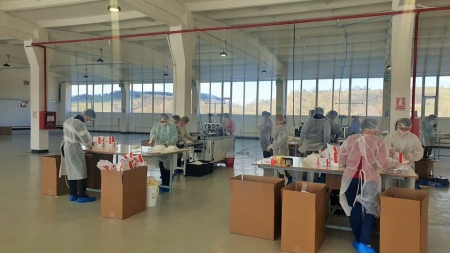 Lupta cu COVID-19: Primele măști de protecție produse de Grupul Taparo Târgu Lăpuș au fost livrate la mai multe spitale din țară (GALERIE FOTO)
