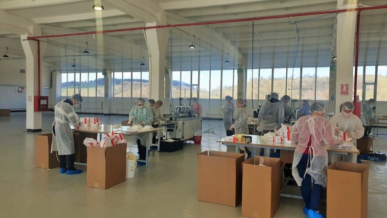 Lupta cu COVID-19: Primele măști de protecție produse de Grupul Taparo Târgu Lăpuș au fost livrate la mai multe spitale din țară (GALERIE FOTO)
