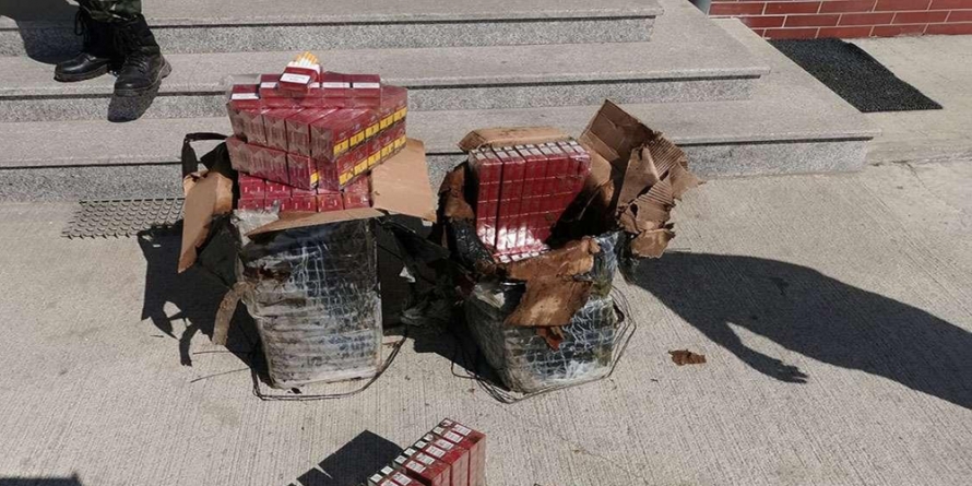 1.000 de pachete cu țigări de contrabandă au fost găsite de polițiști în vegetație